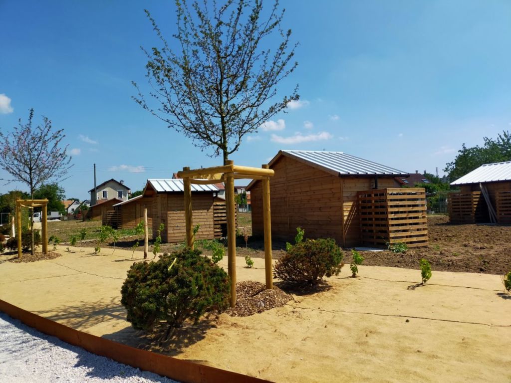 Lotissement d'abris de jardin en bois RUSTYLE pour jardins familiaux installés à Sartrouville